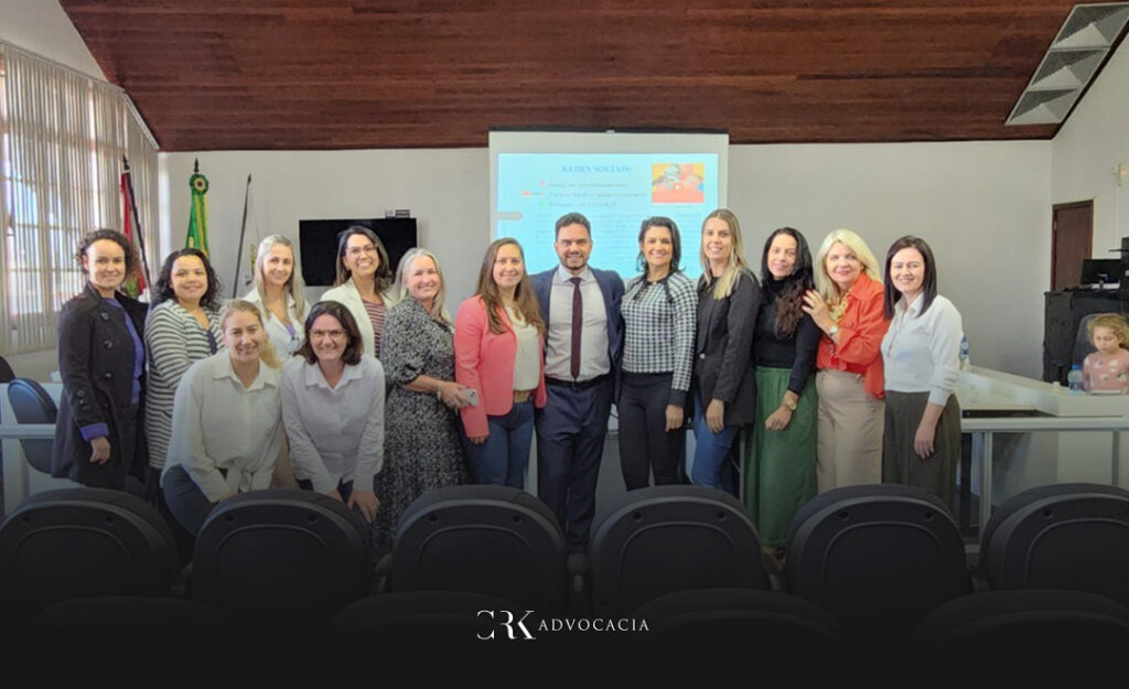 A palestra conduzida pelo nosso advogado Leandro, especialista na área de Direitos da Família e Adoção, teve como objetivo debater o avanço necessário à adoção de crianças e adolescentes no Brasil.